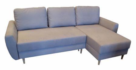 Szara sofa narożna z trzema poduszkami o prostym designie, prezentowana na białym tle w Iławie.