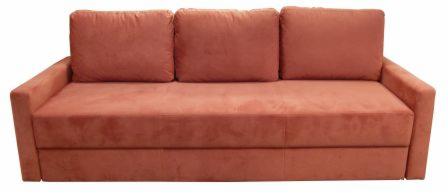 Prosta sofa w odcieniach terakoty z trzema poduszkami o kwadratowym kształcie, widoczna na białym tle.