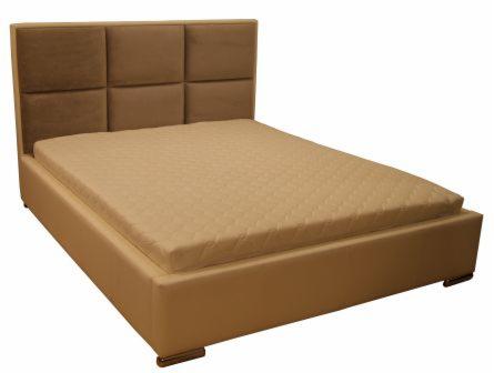 Beżowe łóżko z tapicerowanym wezgłowiem podzielonym na sześć kwadratów i pikowanym materacem.