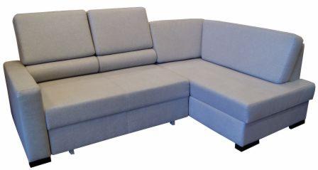 Szary narożnik z tkaniny, widoczne czarne nóżki i metalowe elementy konstrukcyjne, ustawiony na białym tle.