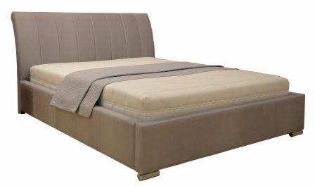 Beżowe łóżko tapicerowane z wezgłowiem w pionowe pasy i narzutą w odcieniu szarości na kremowym materacu.