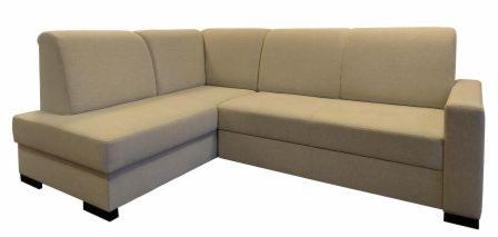 Beżowy narożnik z tapicerowanym oparciem, widoczne niskie, czarne nóżki.