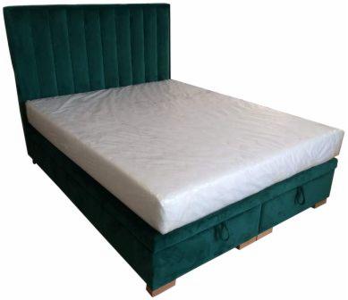 Szmaragdowe łóżko tapicerowane z pojemnikiem i wezgłowiem w pionowe pasy, materac zabezpieczony folią.