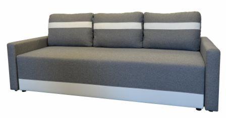 Szara rozkładana sofa z trzema poduszkami z białymi pasami, widok z boku na białym tle.