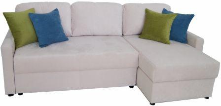 Jasna, beżowa sofa narożna z poduszkami w kolorach zielonym i niebieskim, widok z przodu.