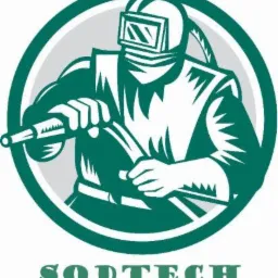 Grafika wektorowa przedstawiająca pracownika w masce ochronnej, trzymającego pistolet do piaskowania, umieszczona w okręgu z napisem 'SODTECH' na dole.