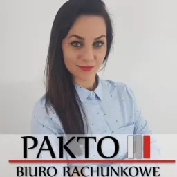 Portret kobiety z ciemnymi włosami i czerwoną szminką na tle białej ściany, z widocznym logo 'PAKTO Biuro Rachunkowe' w dolnej części kadru.