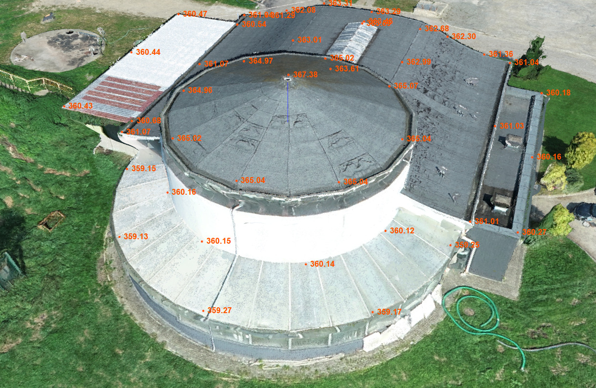 Skan 3D dachu budynku z naniesionymi punktami pomiarowymi i wartościami wysokości, widok z góry.