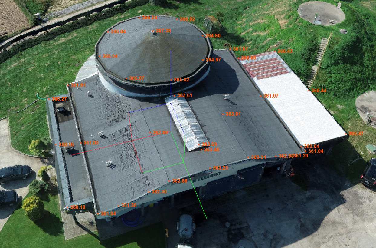 Skan 3D dachu budynku przemysłowego z naniesionymi punktami pomiarowymi i współrzędnymi, widok z lotu ptaka.