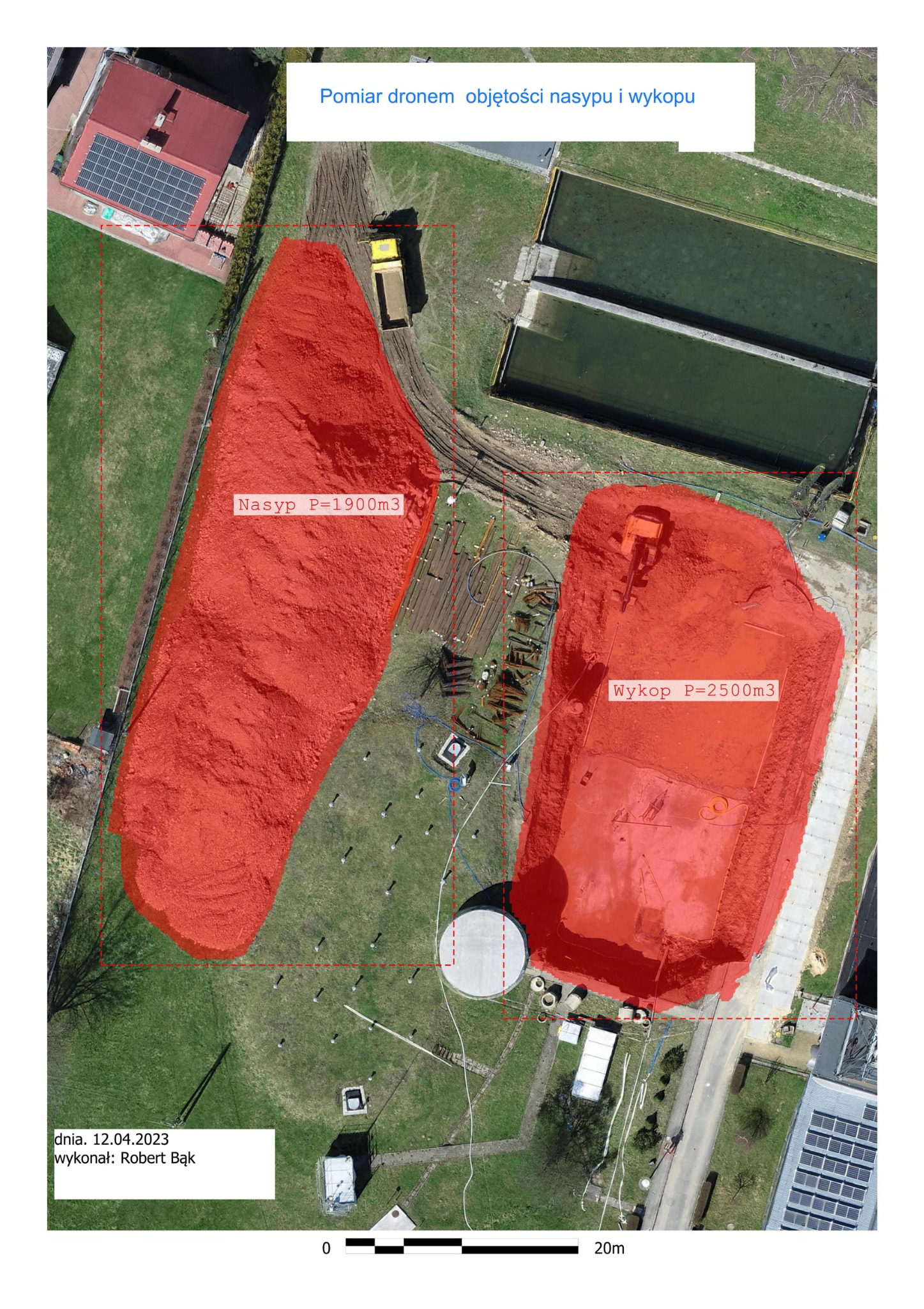 Zdjęcie z drona przedstawiające pomiar objętości nasypu (1900m3) i wykopu (2500m3), z zaznaczonymi obszarami na czerwono, widoczne otoczenie budynków i zieleni, data wykonania pomiaru: 12.04.2023...