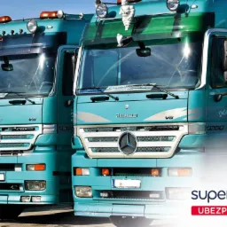 Flota turkusowych ciężarówek Mercedes-Benz Jumbo Actros z detalami, w tym figurka Michelin na jednej z nich, oraz logo firmy ubezpieczeniowej w prawym dolnym rogu.