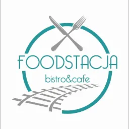 Logo Foodstacja bistro&cafe z motywem skrzyżowanego noża i widelca oraz torów kolejowych w kolorystyce turkusowo-szarej na białym tle.