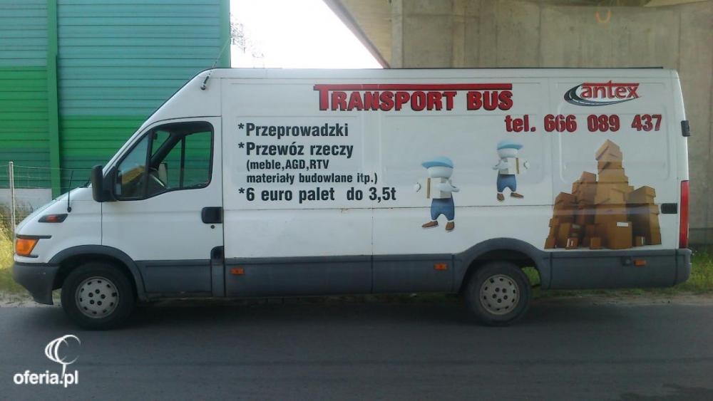 Biały bus transportowy z grafiką przedstawiającą postacie niosące paczki i napisem 'TRANSPORT BUS', 'Przeprowadzki', 'Przewóz rzeczy', '6 euro palet do 3,5t' oraz numerem telefonu, zaparkowany...