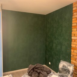 Fresh and Clean - Pokój po remoncie: ściany w odcieniach zieleni z efektem dekoracyjnym, fragment ściany z cegły, zabezpieczone meble folią malarską.