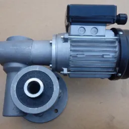 Szara przekładnia kątowa z silnikiem elektrycznym i czarną puszką przyłączeniową, widoczne oznaczenia 3/8.