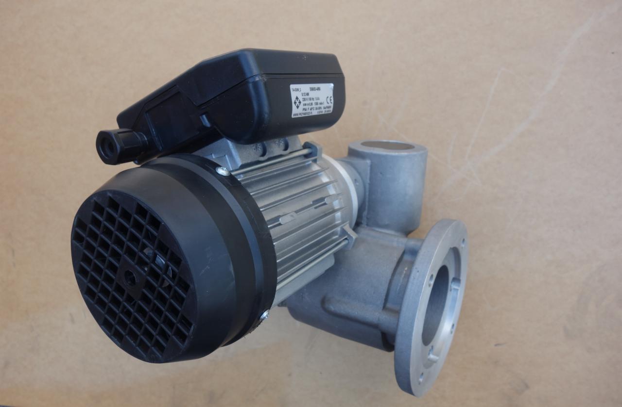 Szaro-srebrny silnik elektryczny z czarną obudową i puszką przyłączeniową, widoczny na beżowym tle.