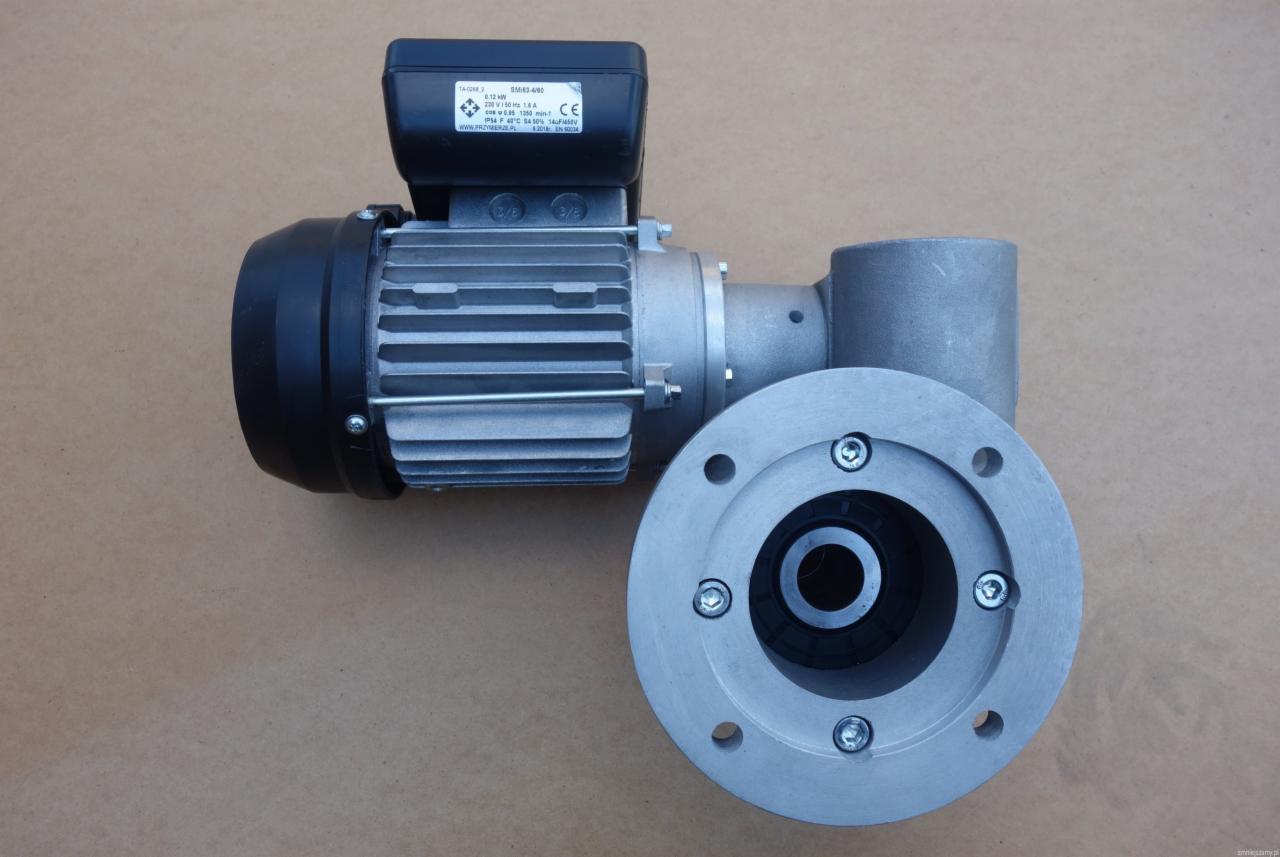 Silnik elektryczny z przekładnią ślimakową, widok z przodu na kołnierz montażowy z sześcioma śrubami