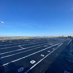 Renowacja dachu papowego - stara papa zostaje pokryta płynną membraną poliuretanową