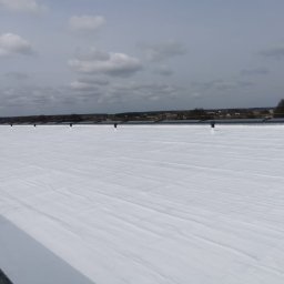 Renowacja dachu papowego - stara papa została pokryta płynną membraną poliuretanową