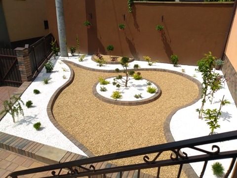 Rabata kamienna na miejskim podwórzu