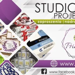 Kompozycja graficzna prezentująca ofertę studia projektowego: zaproszenia ślubne z motywem lawendy, breloki reklamowe, smycze z logo, koszulki i bluzy z nadrukiem, kubki z logo firmy, na tle...