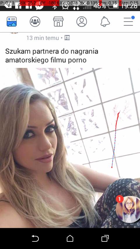 Portret kobiety z blond włosami na tle okna z mlecznego szkła, z widocznym fragmentem ekranu telefonu z tekstem 'Szukam partnera do nagrania amatorskiego filmu porno'.