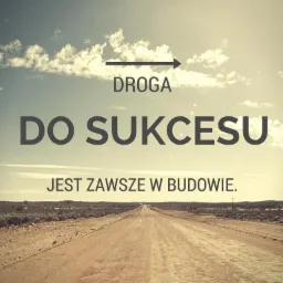 Długa, prosta droga przez pustynny krajobraz pod błękitnym niebem z chmurami, z tekstem 'DROGA DO SUKCESU JEST ZAWSZE W BUDOWIE' i strzałką w prawą stronę, symbolizująca ciągły rozwój...