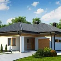 Parterowy dom jednorodzinny z ciemnoszarą dachówką, jasną elewacją i drewnianymi elementami wykończeniowymi, otoczony zielenią.