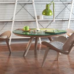 architektura innowacyjna - Wizualizacja wnętrza biura z okrągłym, szklanym stołem, trzema drewnianymi krzesłami o nowoczesnym designie, zieloną lampą biurkową i białym regałem na tle ściany z białej cegły.