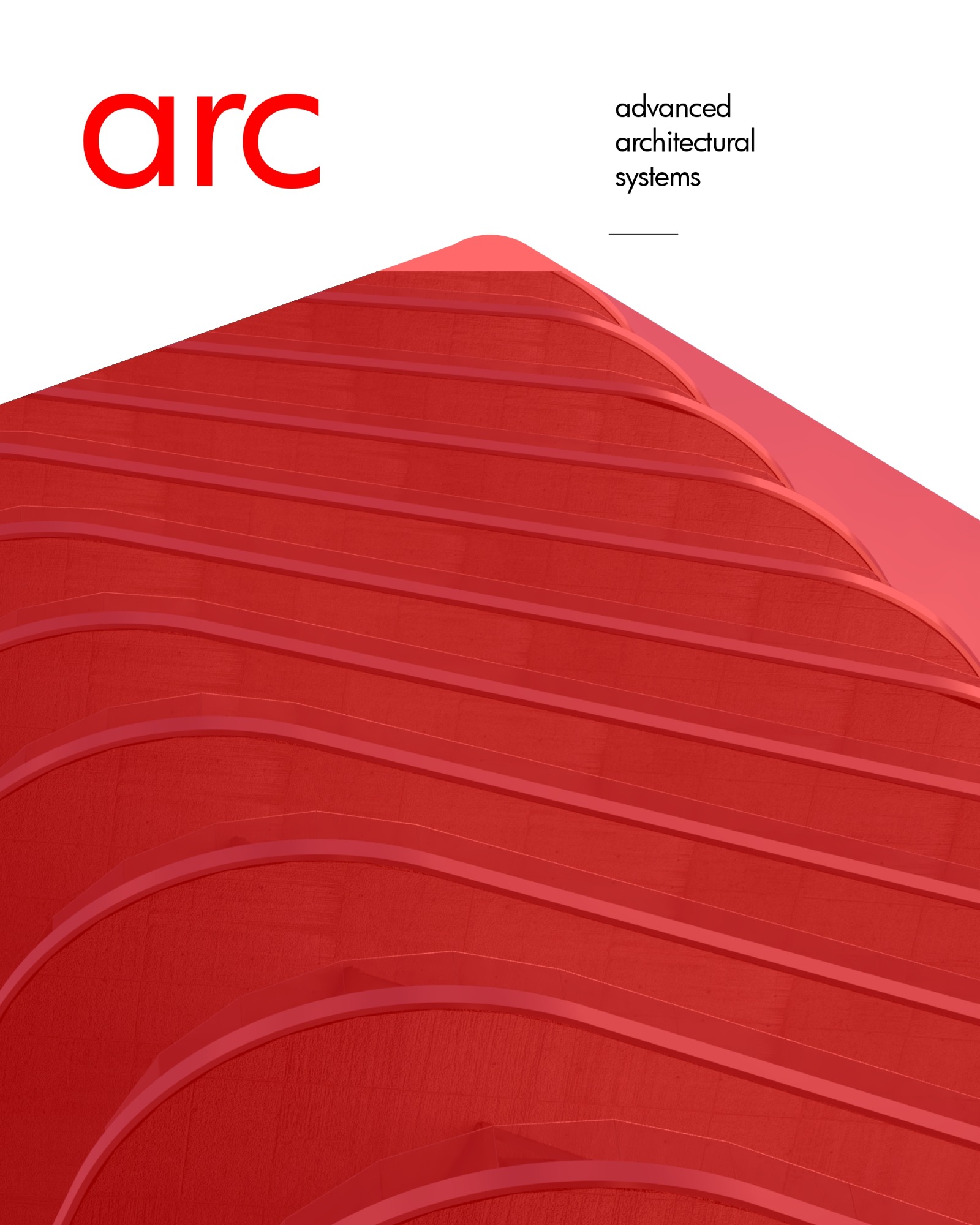 Czerwona elewacja budynku z widocznymi poziomymi, zaokrąglonymi elementami architektonicznymi i napisem 'arc advanced architectural systems' w prawym górnym rogu