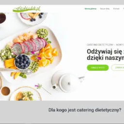 Kompozycja owoców egzotycznych (smoczy owoc, kiwi, pomarańcze) i jagód (borówki) na białym talerzu, w tle filiżanka kawy i strona internetowa z ofertą cateringu dietetycznego Fitobiadek.pl.