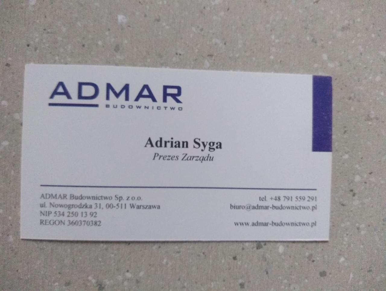 Wizytówka firmy budowlanej ADMAR z danymi kontaktowymi, logo w kolorze granatowym, na szarym tle.