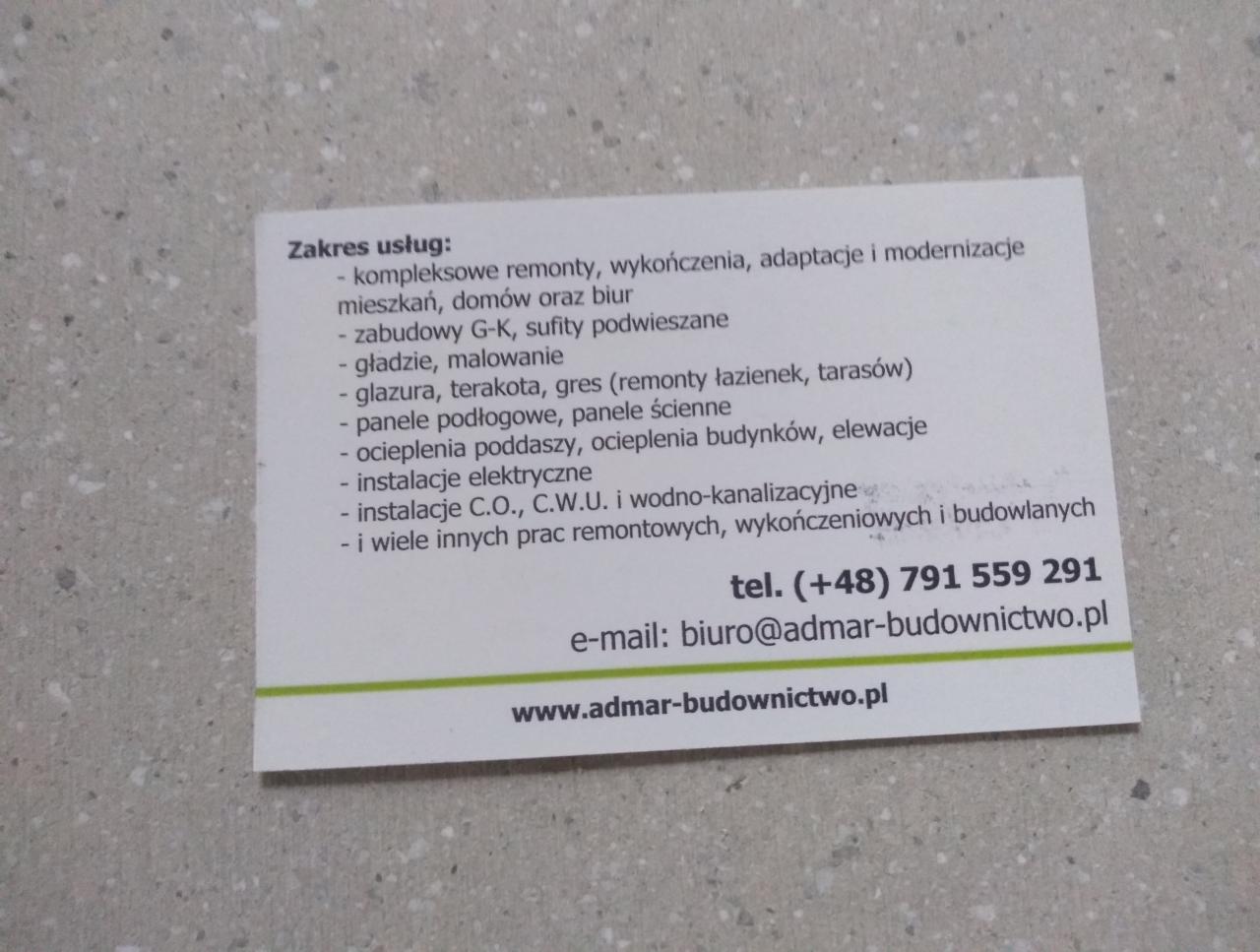 Wizytówka firmy budowlanej z listą oferowanych usług, w tym remonty, zabudowy G-K, gładzie, glazura, panele, ocieplenia i instalacje.