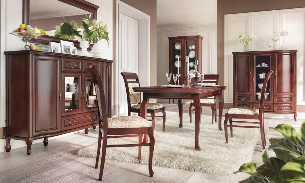 Klasyczna jadalnia z ciemnego drewna: stół z czterema krzesłami, kredens z lustrem i przeszklona witryna, całość na tle jasnych ścian i puszystego dywanu.