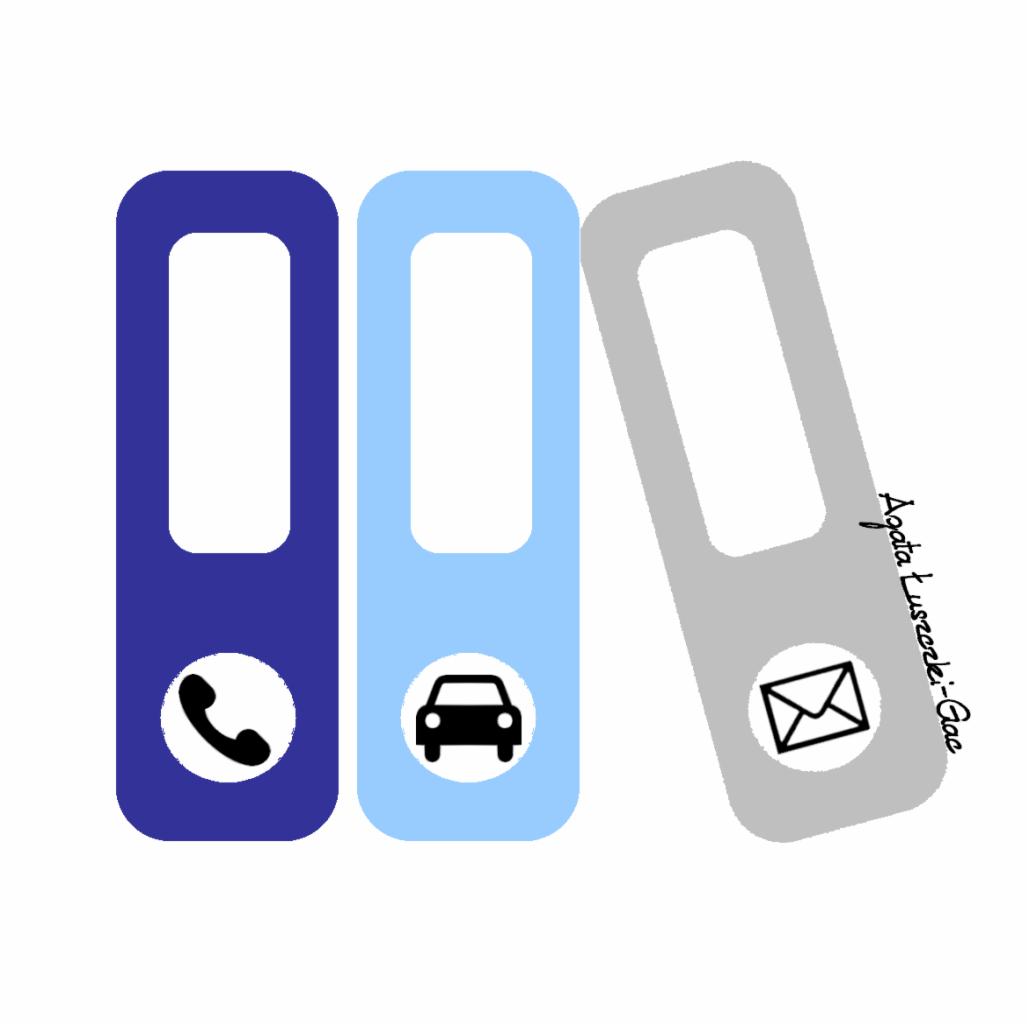 Ilustracja przedstawiająca trzy segregatory w odcieniach niebieskiego i szarości, każdy z ikoną: telefon, samochód, koperta, symbolizujące kontakt, transport i korespondencję.