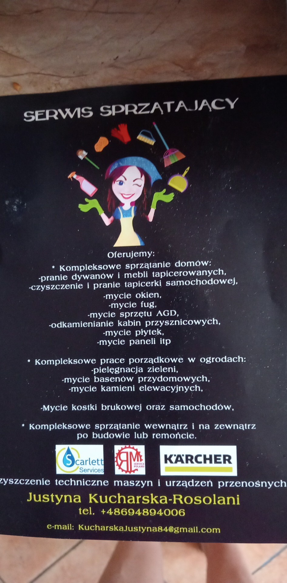 Ogłoszenie firmy sprzątającej z ilustracją uśmiechniętej postaci z narzędziami do sprzątania, oferującej kompleksowe usługi sprzątania domów, ogrodów oraz po budowie lub remoncie, z podanym numerem...