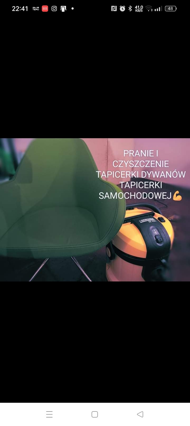 Zielone krzesło obok żółtego odkurzacza Karcher SE 4001 z informacją o praniu i czyszczeniu tapicerki dywanów i samochodowej.