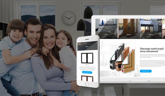Rodzina z dwójką dzieci uśmiecha się na tle wnętrza z oknami, z widocznymi ekranami urządzeń prezentujących ofertę stolarki okiennej i drzwiowej.