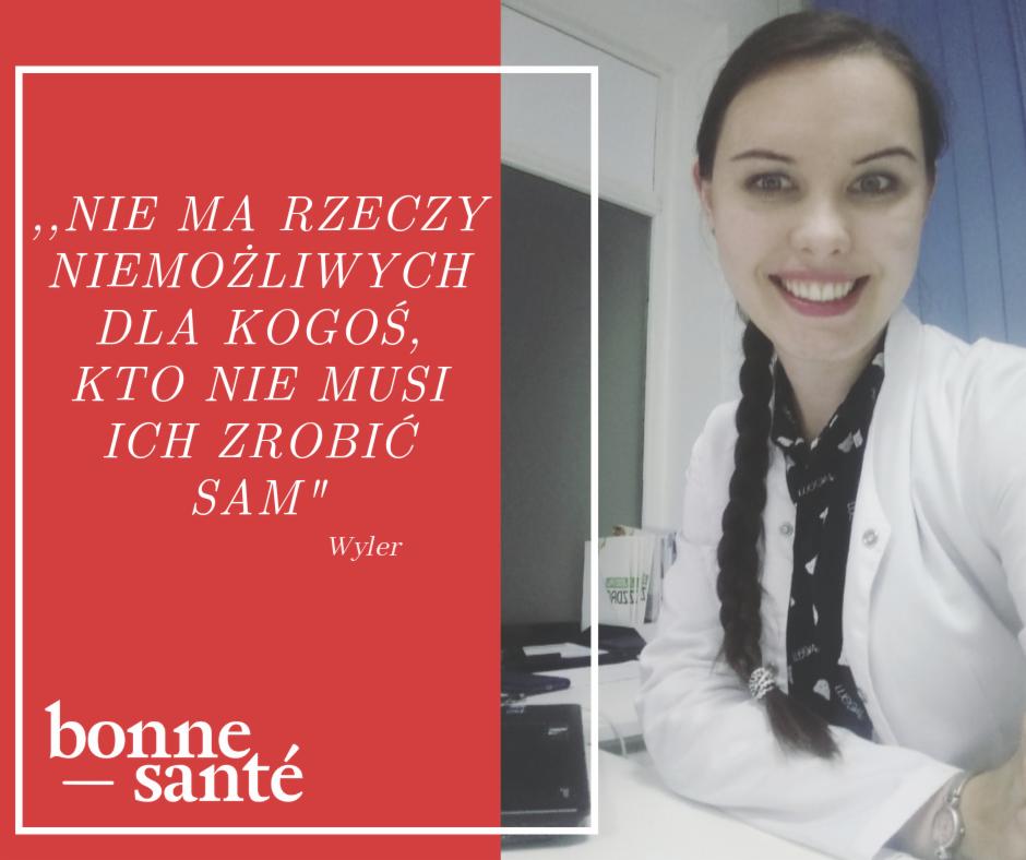 Portret uśmiechniętej kobiety w białym fartuchu lekarskim z warkoczami, na tle biurka i częściowo widocznej grafiki z cytatem i logo Bonne Santé