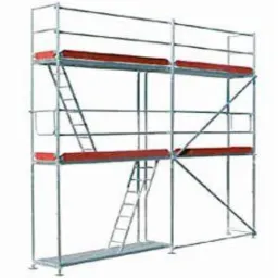 Metalowe rusztowanie budowlane z czerwonymi podestami i drabinkami, widok z boku na białym tle.