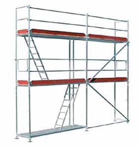 Metalowe rusztowanie budowlane z dwoma poziomami pomostów roboczych w kolorze czerwonym, widoczne drabiny dostępowe, na białym tle.