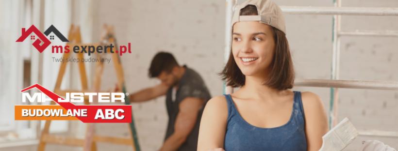 Uśmiechnięta kobieta w czapce trzymająca szpachelkę na tle remontowanego wnętrza, z widoczną drabiną i pracującym mężczyzną w tle, obok logotypy firm budowlanych.