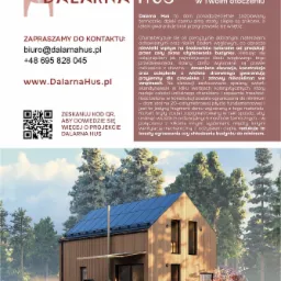 Wizualizacja nowoczesnego domu z drewnianą elewacją i panelami słonecznymi na dachu, otoczonego zielenią i drzewami, z logo firmy Dalarma Hus w rogu.