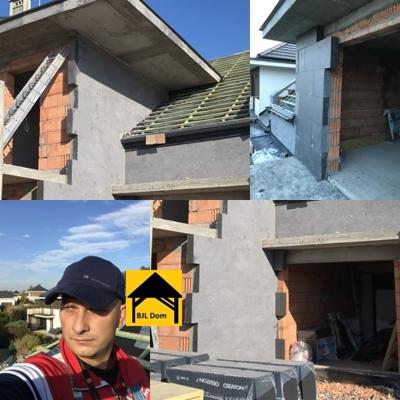 Montaż ocieplenia elewacji budynku w trakcie realizacji, widoczne cegły, styropian, częściowo otynkowana ściana, dach z dachówką, logo firmy BJL Dom i osoba w czapce na pierwszym planie.