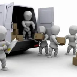 Animowana scena załadunku kartonów do białego furgonetki przez szare postacie, jedna postać z listą kontrolną nadzoruje proces.