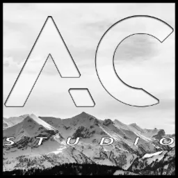 Czarno-białe logo 'AC Studio' na tle g&oacute;rskiego krajobrazu pokrytego śniegiem.