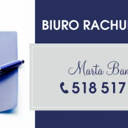 Kalkulator, otwarty notatnik z zapisanymi obliczeniami i niebieski długopis na niebieskiej podkładce, obok wizytówka z napisem Biuro Rachunkowe i numerem telefonu.