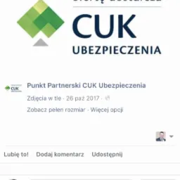Logo firmy CUK Ubezpieczenia, widoczne na ekranie smartfona w interfejsie Facebooka, z zielonym geometrycznym symbolem i napisem 'ofertę dostarcza CUK UBEZPIECZENIA'.