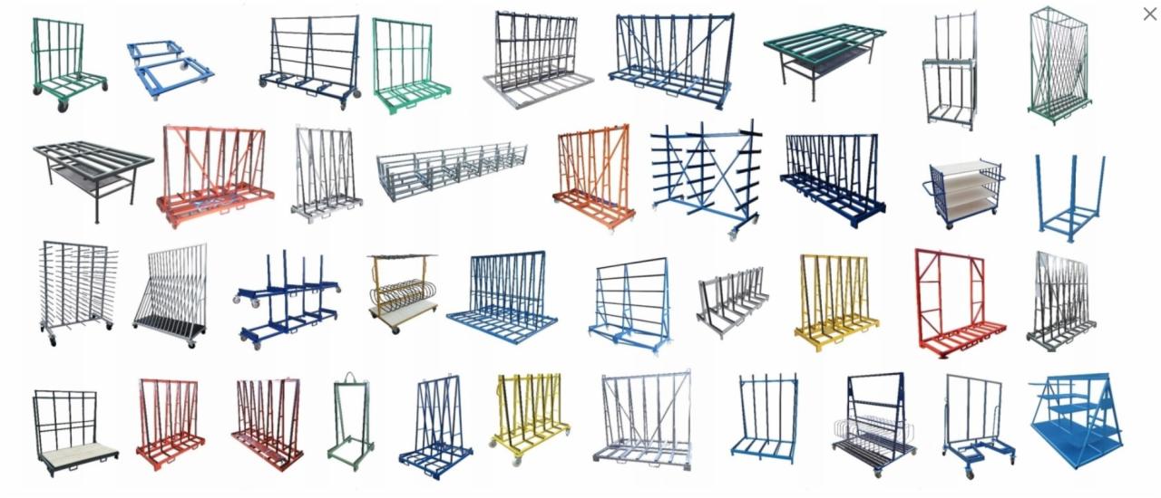 Kolekcja metalowych stojaków i wózków na kółkach, różniących się konstrukcją i kolorem, przeznaczonych do transportu i przechowywania materiałów płaskich, takich jak szkło lub płyty.