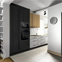 Nowoczesna kuchnia w odcieniach szarości i drewna: zabudowa kuchenna z czarnymi szafkami i sprzętem AGD w zabudowie, jasnoszare szafki dolne, drewniane szafki górne, ściana z białej cegły ułożonej...